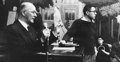 Bernie Sanders, ainda adolescente, num protesto contra a segregação racial na Universidade de Chicago, em janeiro de 1960.
