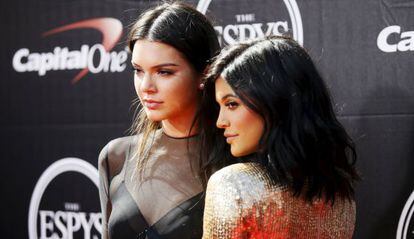 Kendall e Kylie Jenner, acompanharam a seu pai na cerimônia.