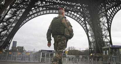 Soldado patrulha a Torre Eiffel em 10 de janeiro.
