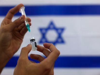 Preparação da vacina da Pfizer em um hospital de Ashdod (Israel), em 7 de janeiro.