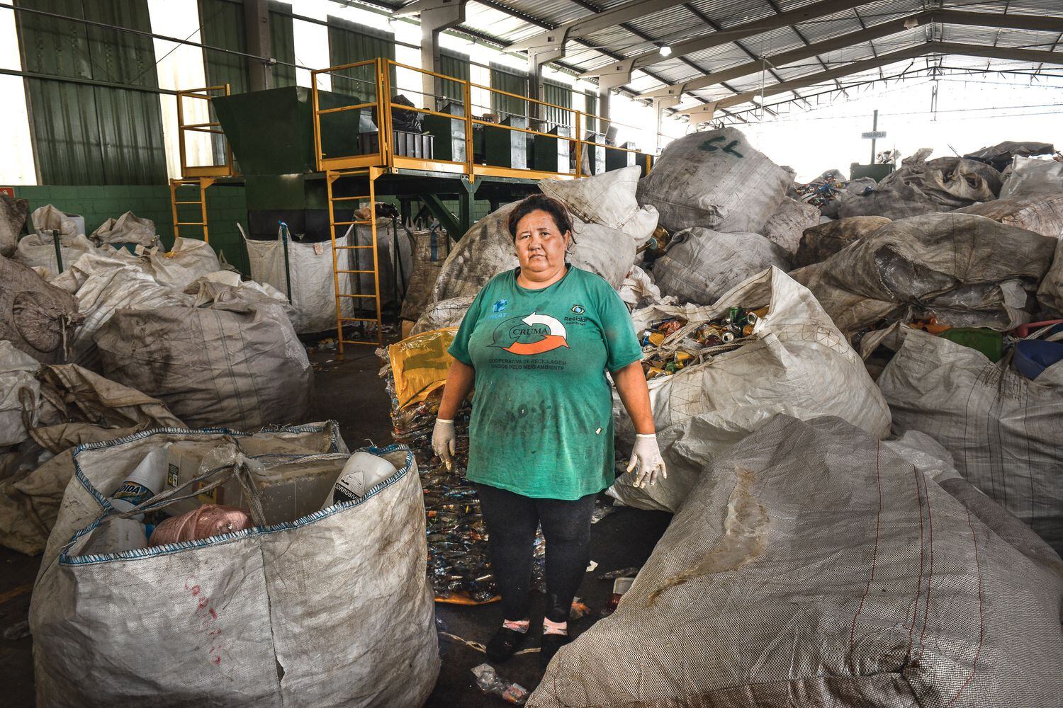 Alessandra Morais, 47, no galpão paralisado de uma cooperativa de reciclagem em Poá, São Paulo.