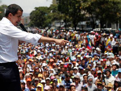 Guaidó discursa durante protesto em Caracas nesta quarta-feira