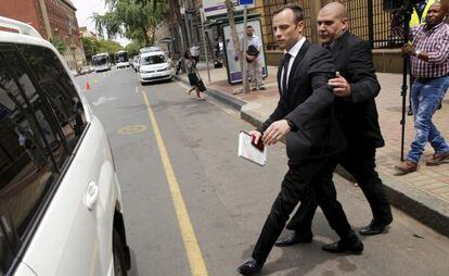 Oscar Pistorius deixa o tribunal em Pretória.