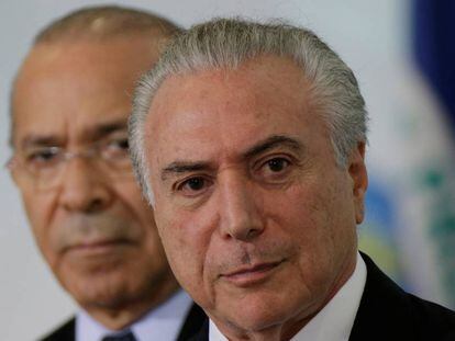 Michel Temer e Eliseu Padilha em Brasília: ministros do Governo resistem no cargo mesmo sob investigação.