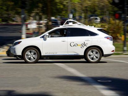 Modelo de carro autodirigido diante da sede da Google na Califórnia.
