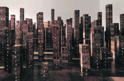 A instalação 'Suisses Morts' (1991), de Christian Boltanski. 