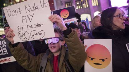 Protesto em Nova York, em 7 de dezembro, contra as normas que colocam fim à neutralidade na Internet