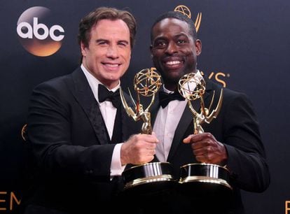John Travolta e Sterling K. Brown com dois dos prêmios de ‘The People vs. O.J. Simpson’.
