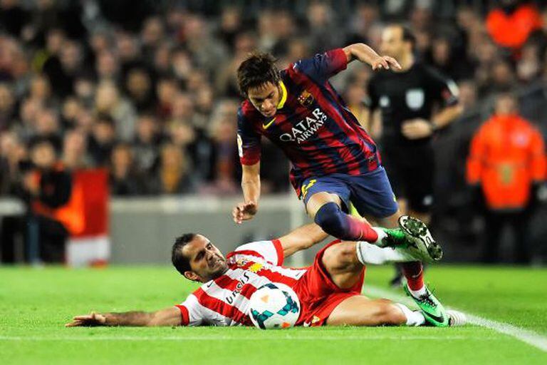 Verza marca um ataque de Neymar.