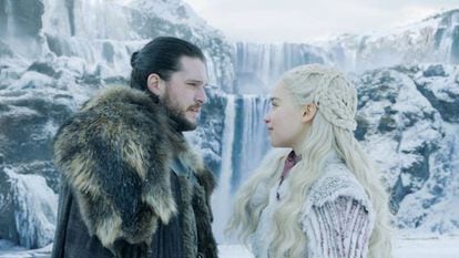 Kit Harington e Emilia Clarke interpretando os personagens de Jon Snow e Daenerys Targaryen na oitava temporada de ‘Game of Thrones’.