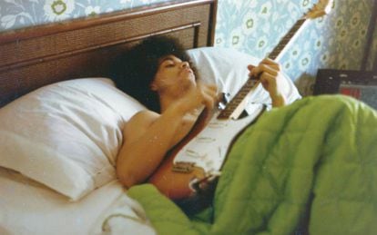 Prince toca guitarra na cama em 1986.