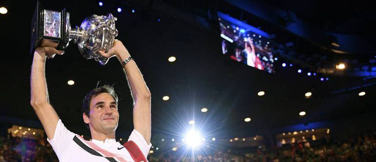Federer ergue o troféu de campeão em Melbourne.