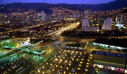 Vista noturna de Medellín (Colômbia).