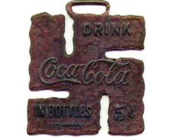 A Coca-Cola e a cervejaria Carlsberg, entre outras empresas, adotaram a suástica como símbolo de boa sorte. A marca de refrigerantes criou esta insígnia em 1925.