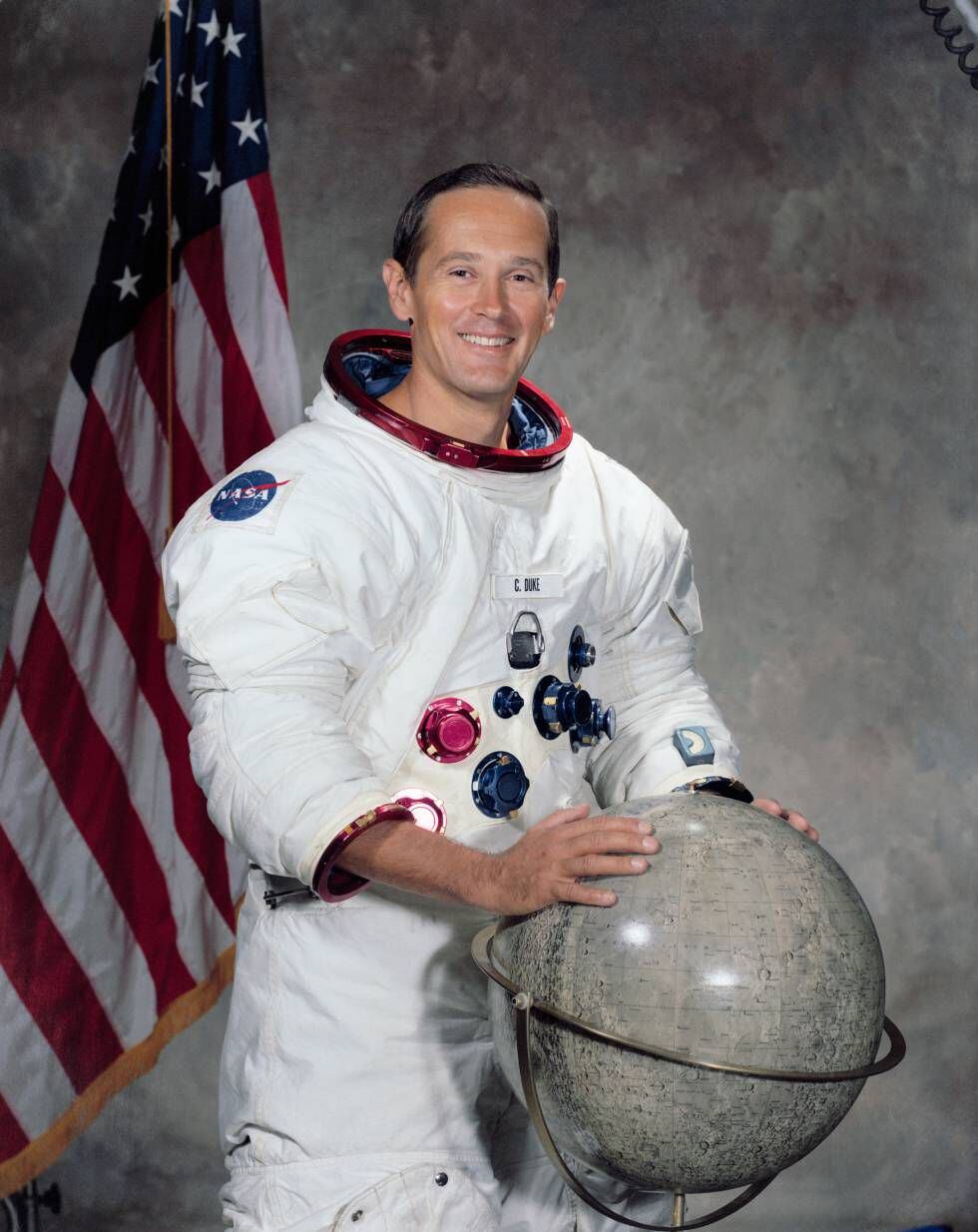 O astronauta Charles Duke fotografado em 1971.