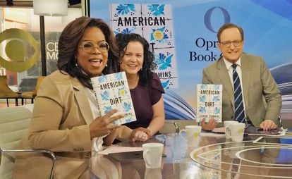 Oprah Winfrey (à esquerda), com o livro ‘American Dirt’. Ao seu lado, a autora, Jeanine Cummins