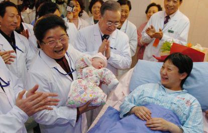 Autoridades visitam num hospital de Pequim a criança considerada o habitante 1,3 bilhão da China, em 2012.