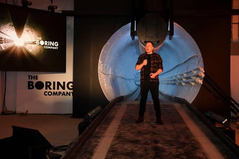 O fundador e executivo-chefe da Tesla, Elon Musk, apresenta à imprensa um protótipo do túnel.