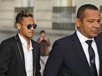 Acompanhado do pai, Neymar Jr. chega ao tribunal espanhol para depor.