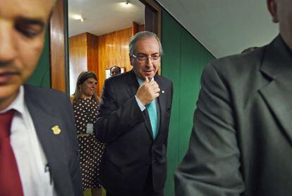 Cunha antecedido pelos seguranças.