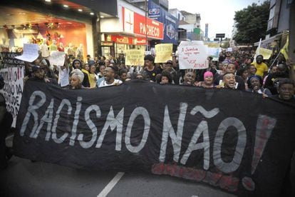 Manifestantes protestam contra a morte de jovens negros por PMs em 2015.