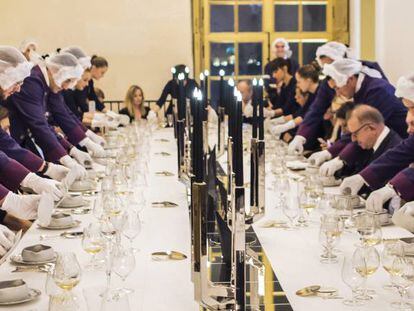 Mesa inspirada nos jantares reais no restaurante Oré de Alain Ducasse, no palácio de Versalhes de Paris.