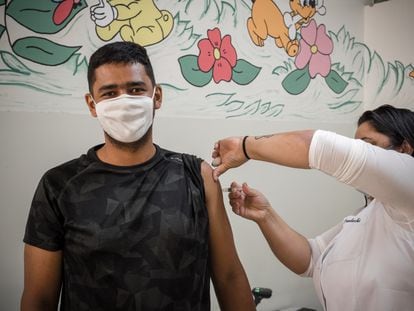 Homem é imunizado em Serrana-SP, onde todas as pessoas com mais de 18 anos foram imunizadas para um estudo do Governo de São Paulo.