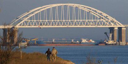 Um cargueiro russo bloqueia neste domingo a passagem de barcos no estreito de Kersch, embaixo da ponte que liga a Rússia com a Crimeia.