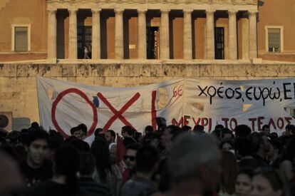 Cidad&atilde;os gregos protestam em Atenas, nesta segunda.