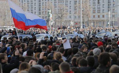 Moscovitas na rua durante os protestos de domingo
