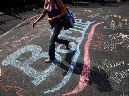 Chão pintado com mensagem de apoio a Sanders, na Filadélfia.