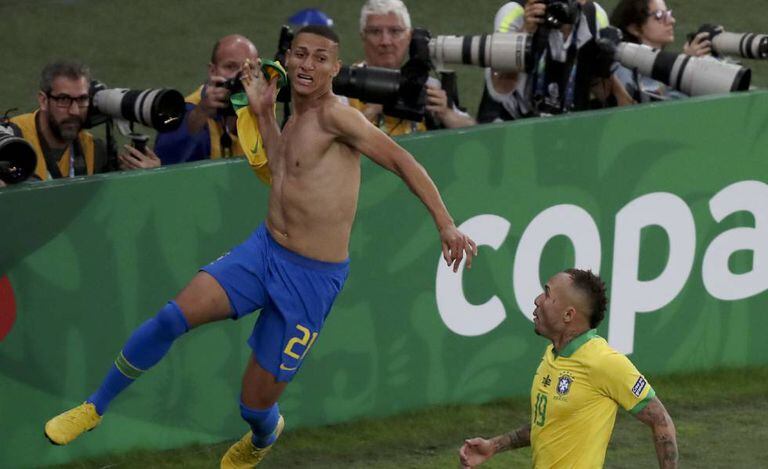 Richarlison comemora com Everton o gol na final da Copa América.