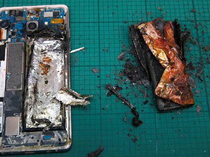 Um Samsung Note 7 que se incendiou durante testes em um laboratório em Cingapura.