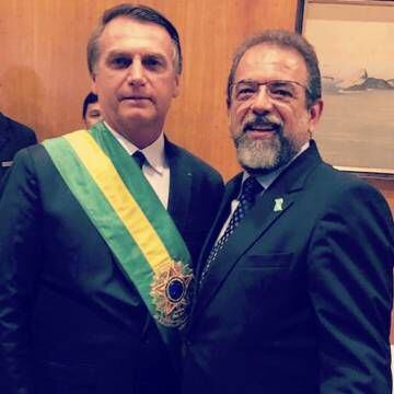 O presidente do Taurus, Salesio Nuhs (à direita), posa com Jair Bolsonaro no dia da posse deste como presidente.
