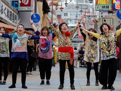 Aposentadas japonesas dançam nas ruas da Osaka, Japão, para recepcionar os líderes do G20.