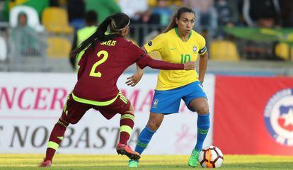 Marta tenta superar marcação de venezuelana durante a Copa América.
