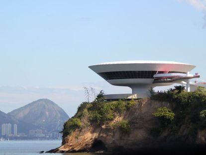 Foto do Museu de Arte Contemporânea de Niterói-RJ, construído no Mirante da Boa Viagem e com vista panorâmica para a Baía de Guanabara. Foi projetado pelo arquiteto Oscar Niemeyer e inaugurado em 1996.