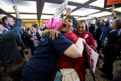 Partidários do democrata Doug Jones comemoram a vitória do senador eleito, na terça-feira, em Birmingham, a cidade mais populosa do Alabama