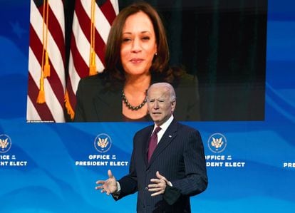 O presidente eleito dos Estados Unidos, Joe Biden, dirige-se à imprensa em Wilmington, Delaware, na última quarta-feira, com a imagem da vice-presidente eleita, Kamala Harris, atrás.
