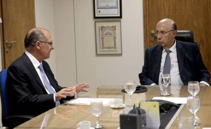 Geraldo Alckmin (PSDB) e Henrique Meirelles (MDB) em reunião em março de 2017, quando o tucano ainda era governador de São Paulo e Meirelles, ministro da Fazenda.