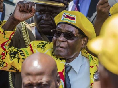 Mugabe saúda seus partidários dia 8 de novembro.