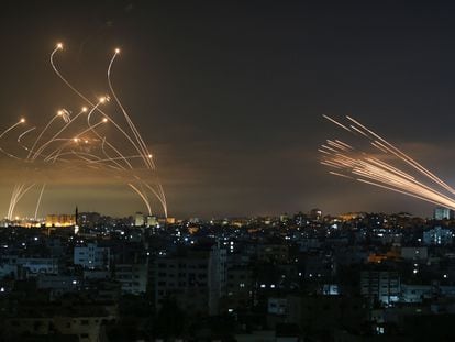 Foguetes disparados ontem contra Israel desde Beit Lahia, no norte da Faixa de Gaza, e a reação israelense. Em vídeo, imagens de um novo dia de violência em Gaza. Foto: AFP | VÍDEO: REUTERS