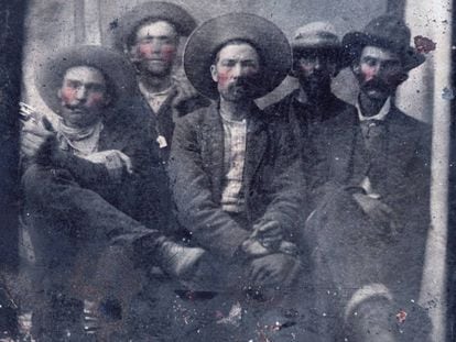 Encontrada foto com duas lendas do Oeste: Billy the Kid (segundo à esquerda) e Pat Garrett (na ponta direita)