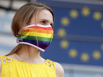 Ativista mostra seu apoio à comunidade LGTBI polonesa em frente ao Parlamento Europeu, nesta terça-feira.