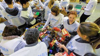 Voluntários organizam doações de bancos de alimentos de várias províncias em um armazém de Barcelona, em 2018.