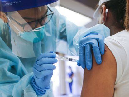 Enfermeiro administra a vacina da gripe em Lakewood, na Califórnia, em outubro.