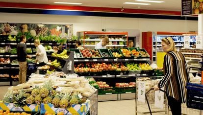 Dinamarqueses fazem compras em um supermercado.