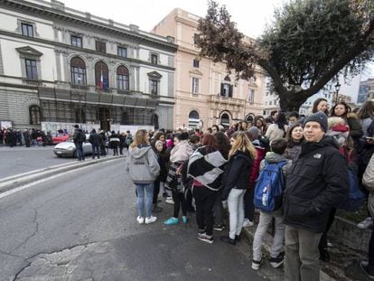 Estudantes e professores aguardam do lado de fora de uma escola em Roma, que foi evacuada ap&oacute;s o terremoto. 