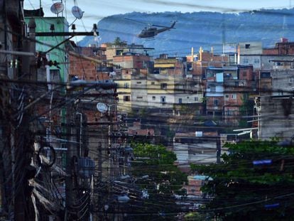 Helicóptero da polícia sobrevoa o Complexo de Favelas da Maré, no Rio de Janeiro.
