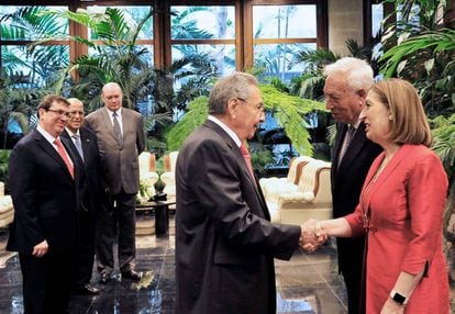 O presidente cubano, Raúl Castro, recebe ministros espanhóis.